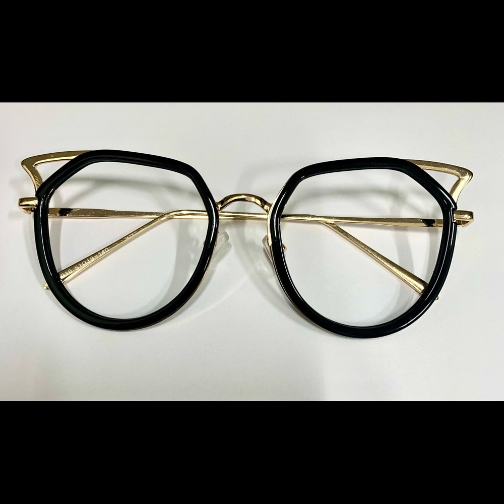 Eyeglasses, oversized, no brand-name, made for a movie, oversized catseye 🐱